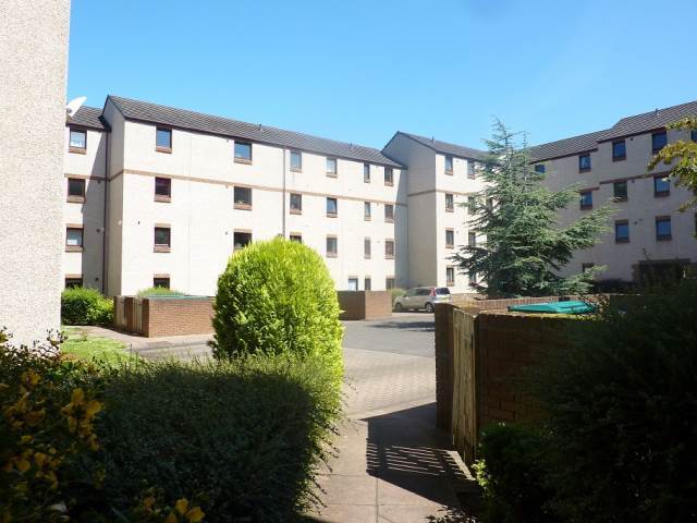  Image of 2 bedroom Flat to rent in Craighouse Gardens Edinburgh EH10 at Morningside Edinburgh Edinburgh, EH10 5LW