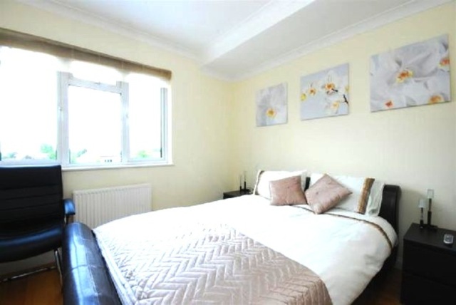 Image of 6 bedroom Detached house for sale in Cranbourne Gardens London NW11 at TEMPLE FORTUNE  London, NW11 0HU