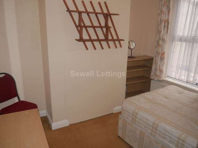  Image of 3 bedroom Detached house to rent in Crescent Road Earley Reading RG1 at Crescent Road  Reading, RG1 5SP