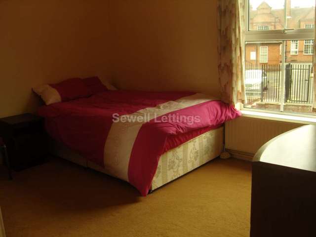  Image of 3 bedroom Detached house to rent in Crescent Road Earley Reading RG1 at Crescent Road  Reading, RG1 5SP