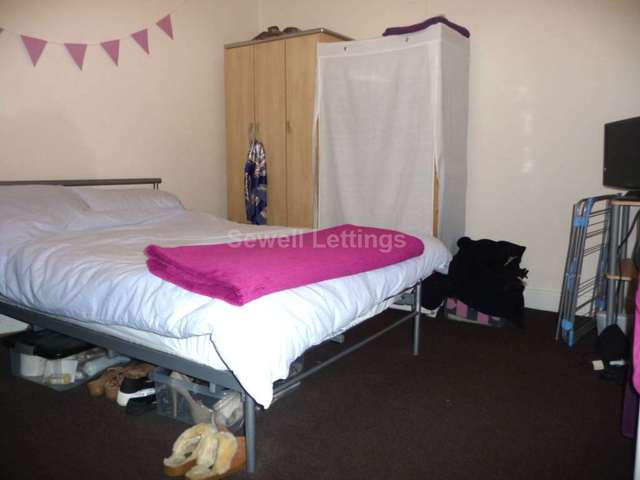  Image of 5 bedroom Detached house to rent in Culver Road Earley Reading RG6 at Culver Road  Reading, RG6 1QA