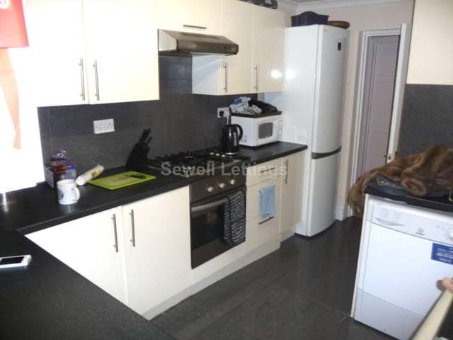  Image of 5 bedroom Detached house to rent in Culver Road Earley Reading RG6 at Culver Road  Reading, RG6 1QA