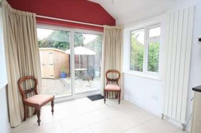  Image of 3 bedroom Bungalow for sale in Dale Avenue Stratford-upon-Avon CV37 at Dale Avenue  Warks, CV37 7EW