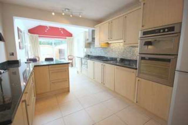  Image of 3 bedroom Bungalow for sale in Dale Avenue Stratford-upon-Avon CV37 at Dale Avenue  Warks, CV37 7EW