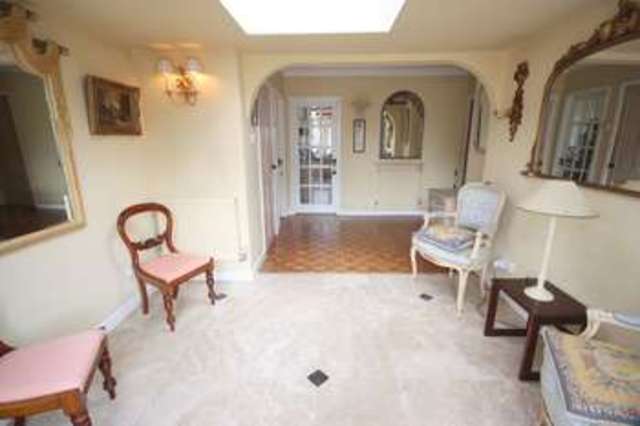  Image of 3 bedroom Bungalow for sale in Dale Avenue Stratford-upon-Avon CV37 at Dale Avenue  Warks, CV37 7EW