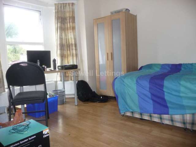  Image of 5 bedroom Detached house to rent in De Beauvoir Road Reading RG1 at De Beauvoir Road  Reading, RG1 5NS