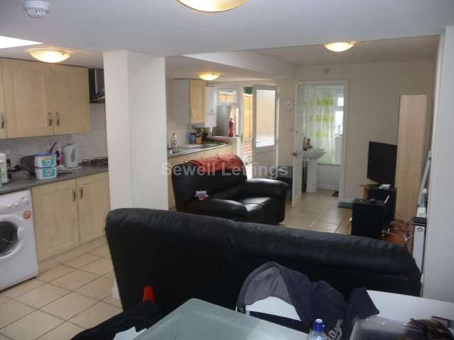  Image of 5 bedroom Detached house to rent in De Beauvoir Road Reading RG1 at De Beauvoir Road  Reading, RG1 5NS
