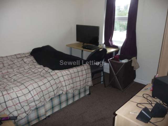  Image of 5 bedroom Detached house to rent in De Beauvoir Road Reading RG1 at De Beauvoir Road  Reading, RG1 5NS