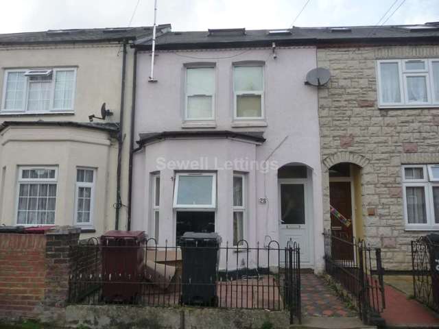  Image of 5 bedroom Detached house to rent in De Beauvoir Road Reading RG1 at De Beauvoir Road  Reading, RG1 5NS