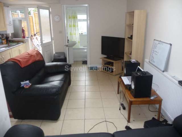  Image of 5 bedroom Detached house to rent in De Beauvoir Road Reading RG1 at De Beauvoir Road  Reading, RG1 5NS