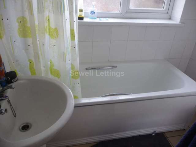  Image of 5 bedroom Detached house to rent in De Beauvoir Road Reading RG1 at De Beauvoir Road  Reading, RG1 5NS