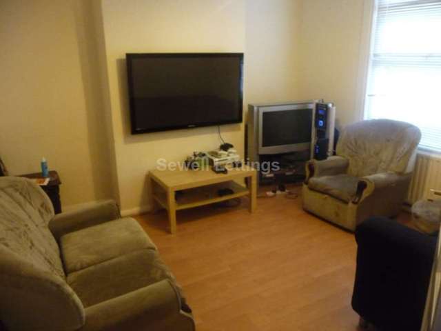  Image of 4 bedroom Detached house to rent in De Beauvoir Road Reading RG1 at De Beauvoir Road  Reading, RG1 5NS