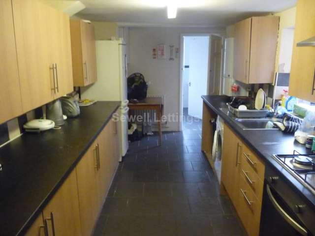  Image of 4 bedroom Detached house to rent in De Beauvoir Road Reading RG1 at De Beauvoir Road  Reading, RG1 5NS
