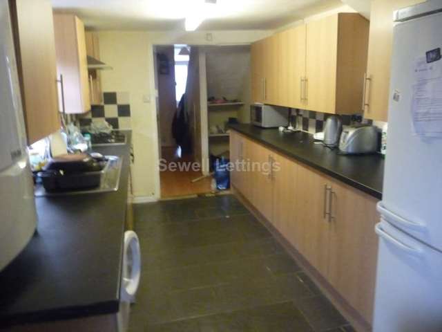  Image of 4 bedroom Detached house to rent in De Beauvoir Road Reading RG1 at De Beauvoir Road  Reading, RG1 5NS