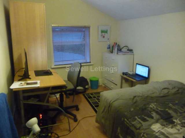  Image of 4 bedroom Detached house to rent in De Beauvoir Road Reading RG1 at De Beauvoir Road  Reading, RG1 5NS