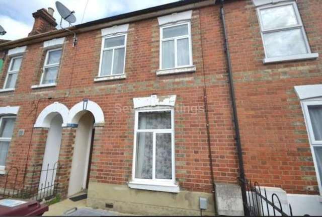  Image of 4 bedroom Detached house to rent in De Beauvoir Road Reading RG1 at De Beauvoir Road,  Reading, RG1 5NR