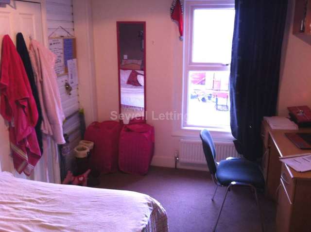  Image of 6 bedroom Detached house to rent in De Beauvoir Road Reading RG1 at De Beauvoir Road,  Reading, RG1 5NP
