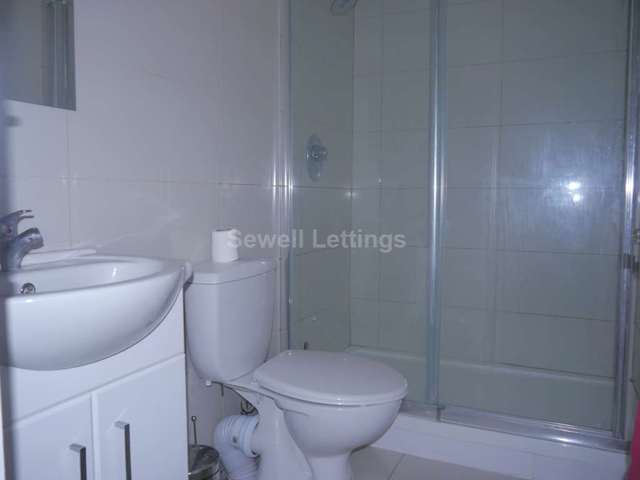  Image of 6 bedroom Detached house to rent in De Beauvoir Road Reading RG1 at De Beauvoir Road  Reading, RG1 5NP