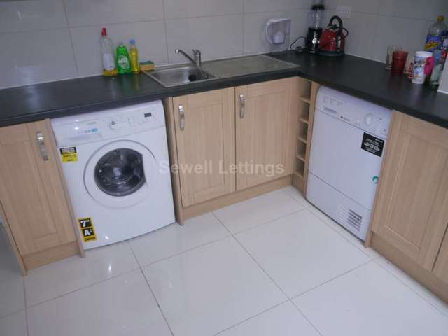  Image of 6 bedroom Detached house to rent in De Beauvoir Road Reading RG1 at De Beauvoir Road  Reading, RG1 5NP
