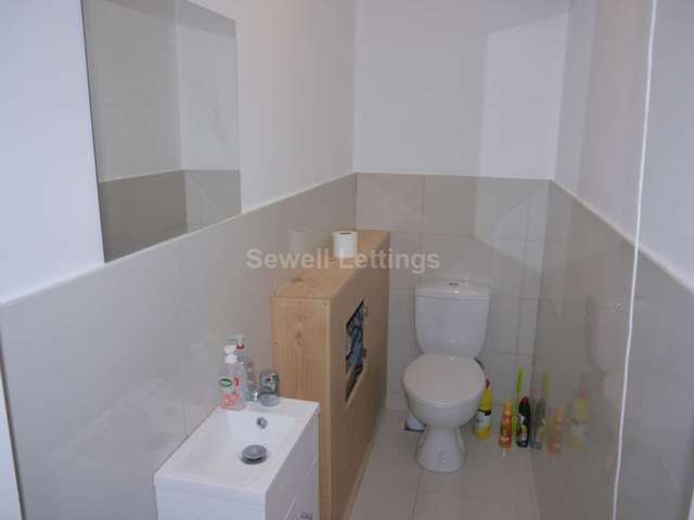  Image of 6 bedroom Detached house to rent in De Beauvoir Road Reading RG1 at De Beauvoir Road  Reading, RG1 5NP