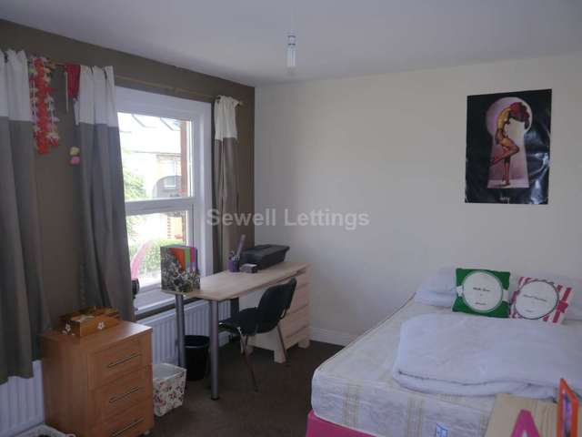  Image of 6 bedroom Detached house to rent in De Beauvoir Road Reading RG1 at De Beauvoir Road  Reading, RG1 5NP