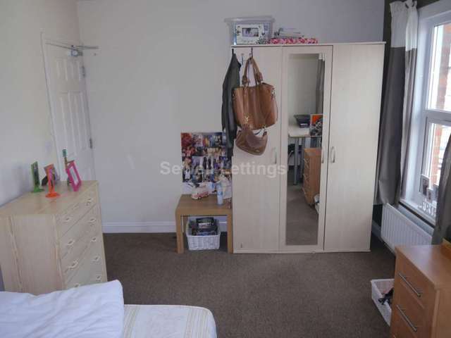  Image of 6 bedroom Detached house to rent in De Beauvoir Road Reading RG1 at De Beauvoir Road  Reading, RG1 5NP