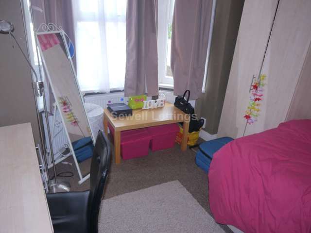  Image of 6 bedroom Detached house to rent in De Beauvoir Road Reading RG1 at De Beauvoir Road  Reading, RG1 5NP
