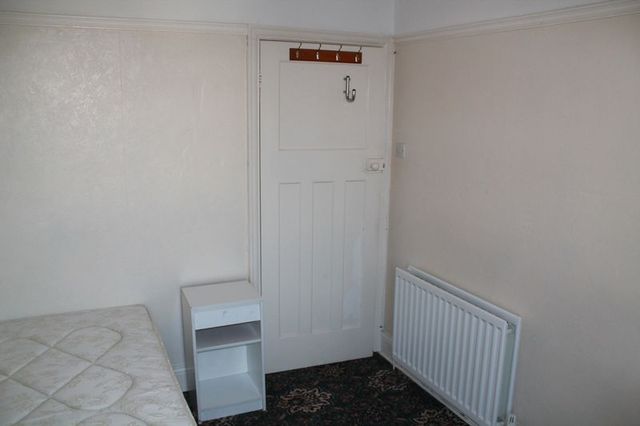  Image of 3 bedroom Flat to rent in Debdon Gardens Newcastle upon Tyne NE6 at Debdon Gardens Heaton Newcastle Upon Tyne, NE6 5TS