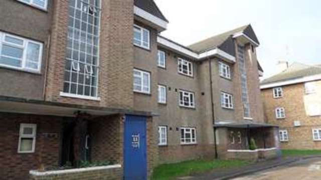  Image of 2 bedroom Flat to rent in Denmark Gardens Carshalton SM5 at Carshalton, SM5 2JN
