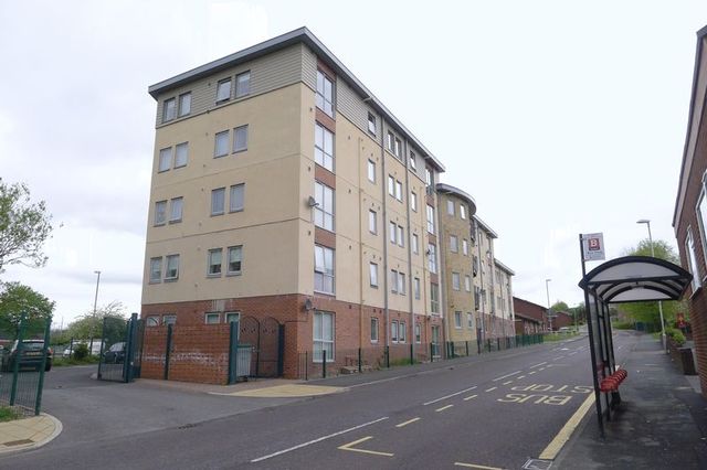  Image of 3 bedroom Flat to rent in Derwentwater Road Gateshead NE8 at Derwentwater Road  Gateshead, NE8 2SB