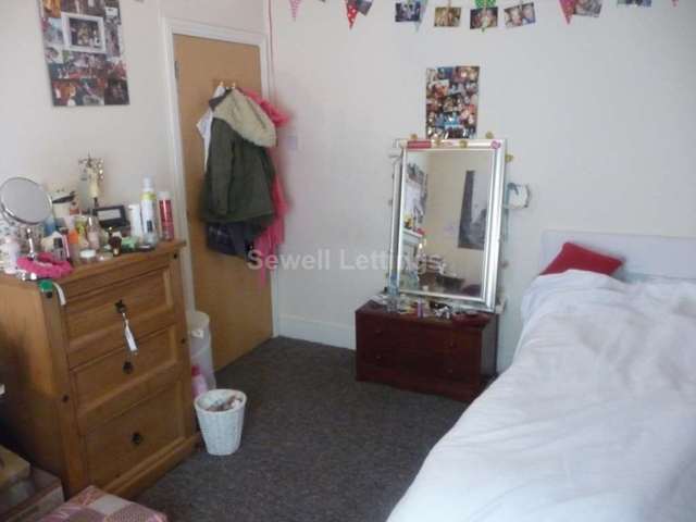  Image of 5 bedroom Detached house to rent in Donnington Gardens Reading RG1 at Donnington Gardens  Reading, RG1 5LZ