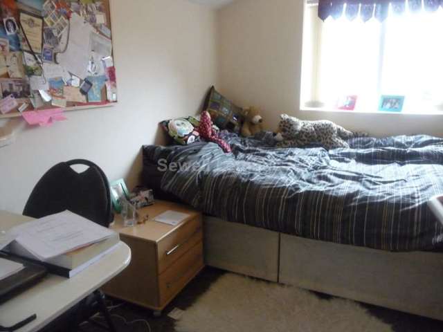  Image of 5 bedroom Detached house to rent in Donnington Gardens Reading RG1 at Donnington Gardens  Reading, RG1 5LZ