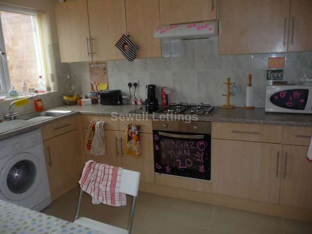  Image of 5 bedroom Detached house to rent in Donnington Gardens Reading RG1 at Donnington Gardens  Reading, RG1 5LZ