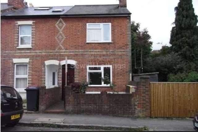  Image of 4 bedroom Detached house to rent in Donnington Gardens Reading RG1 at Donnington Gardens  Reading, RG1 5LZ