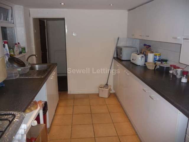  Image of 4 bedroom Detached house to rent in Donnington Gardens Reading RG1 at Donnington Gardens  Reading, RG1 5LZ