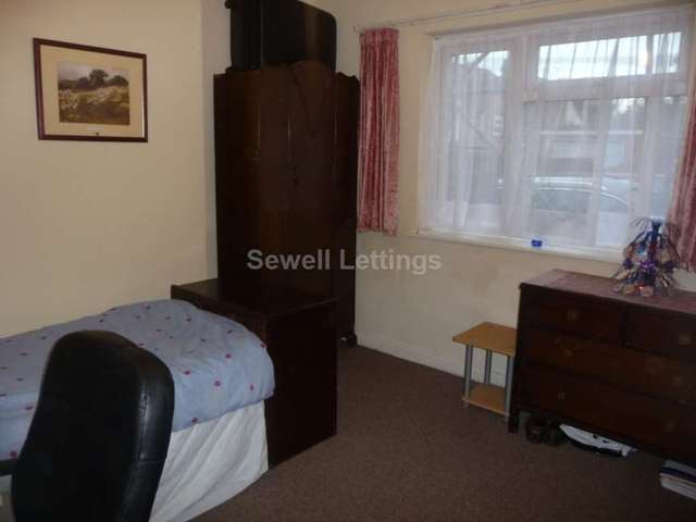  Image of 4 bedroom Detached house to rent in Donnington Gardens Reading RG1 at Donnington Gardens  Reading, RG1 5LZ