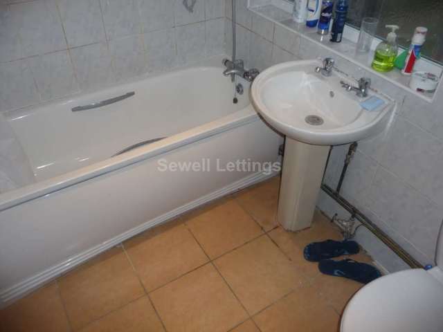  Image of 4 bedroom Detached house to rent in Donnington Gardens Reading RG1 at Donnington Gardens  Reading, RG1 5LZ