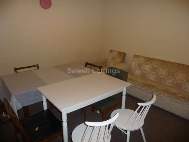  Image of 4 bedroom Detached house to rent in Donnington Gardens Reading RG1 at Donnington Gardens  Reading, RG1 5LZ