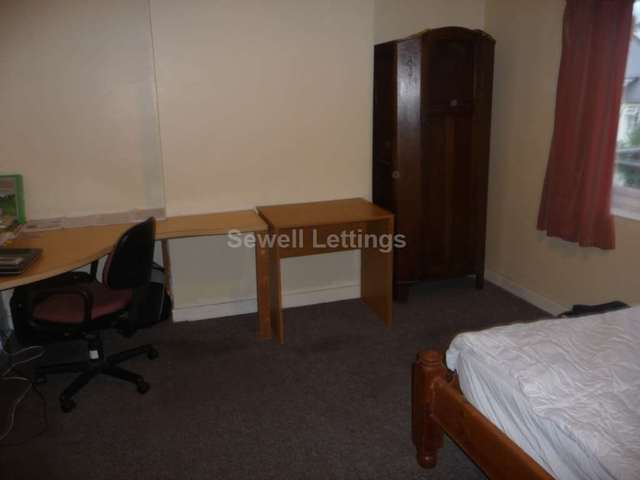  Image of 4 bedroom Detached house to rent in Donnington Gardens Reading RG1 at Donnington Gardens  Reading, RG1 5LZ