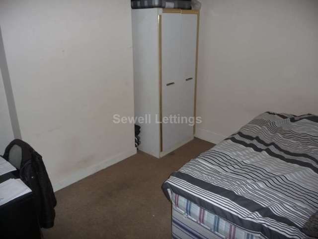  Image of 4 bedroom Detached house to rent in Donnington Gardens Reading RG1 at Donnington Gardens  Reading, RG1 5LZ