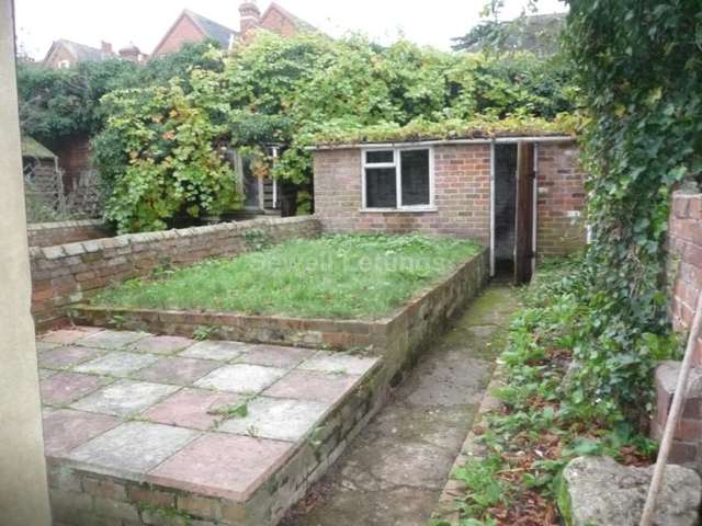  Image of 4 bedroom Detached house to rent in Donnington Gardens Reading RG1 at Donnington Gardens  Reading, RG1 5LZ