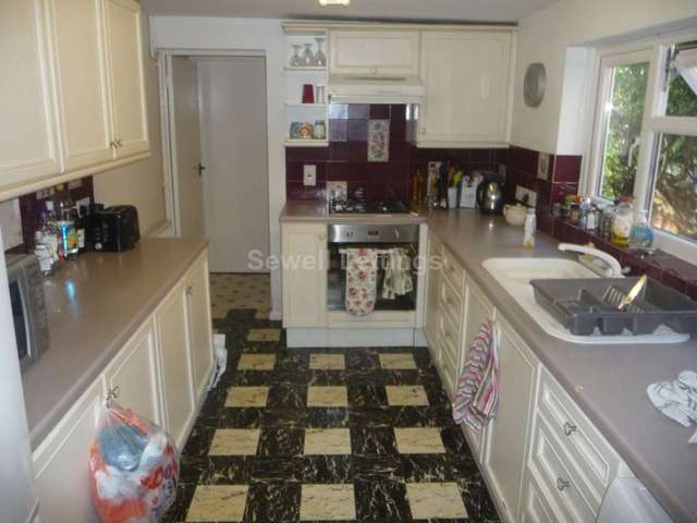  Image of 4 bedroom Detached house to rent in Donnington Road Reading RG1 at Donnington Road  Reading, RG1 5ND