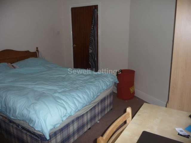  Image of 4 bedroom Detached house to rent in Donnington Road Reading RG1 at Donnington Road  Reading, RG1 5ND