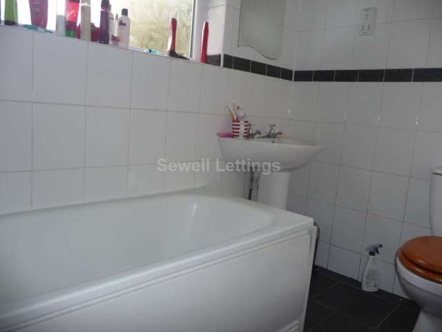  Image of 4 bedroom Detached house to rent in Donnington Road Reading RG1 at Donnington Road  Reading, RG1 5ND