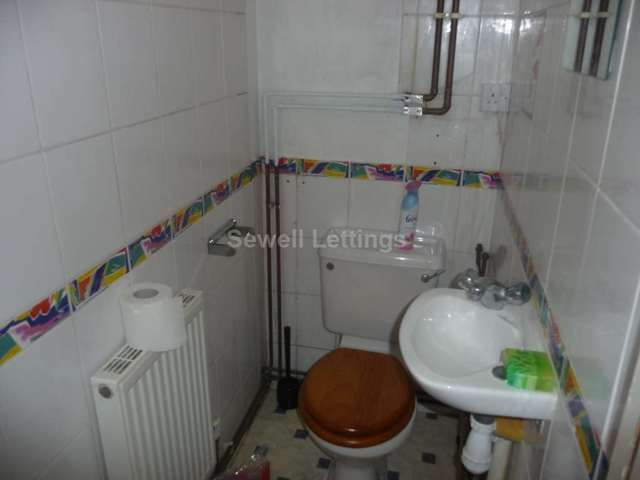  Image of 4 bedroom Detached house to rent in Donnington Road Reading RG1 at Donnington Road  Reading, RG1 5ND