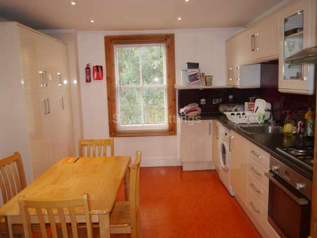  Image of 4 bedroom Apartment to rent in Donnington Road Reading RG1 at Donnington Road  Reading, RG1 5ND