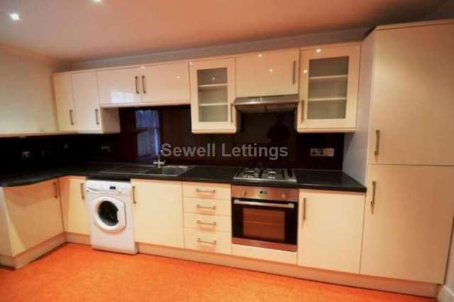  Image of 4 bedroom Apartment to rent in Donnington Road Reading RG1 at Donnington Road  Reading, RG1 5ND
