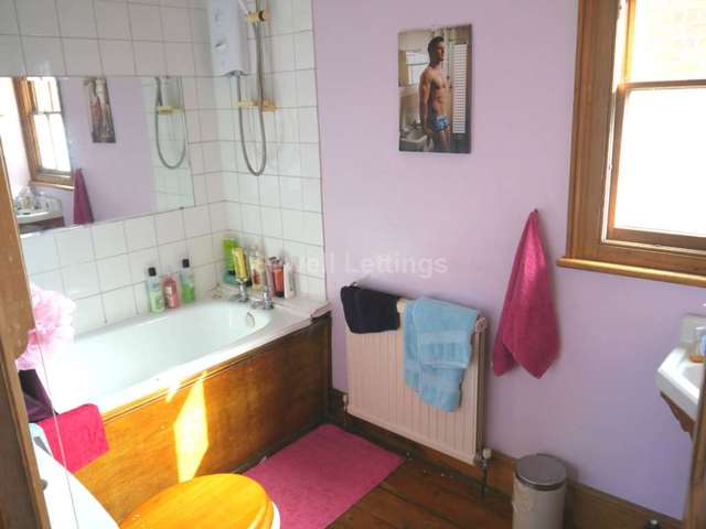  Image of 4 bedroom Apartment to rent in Donnington Road Reading RG1 at Donnington Road  Reading, RG1 5ND