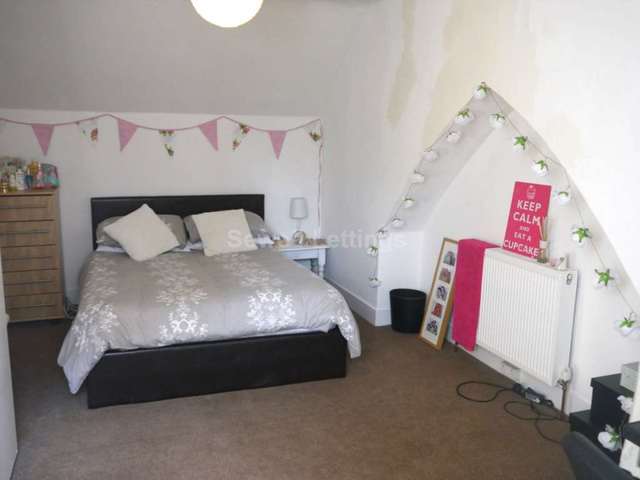  Image of 4 bedroom Apartment to rent in Donnington Road Reading RG1 at Donnington Road  Reading, RG1 5ND