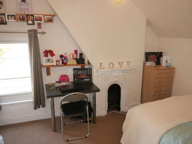  Image of 4 bedroom Apartment to rent in Donnington Road Reading RG1 at Donnington Road  Reading, RG1 5ND